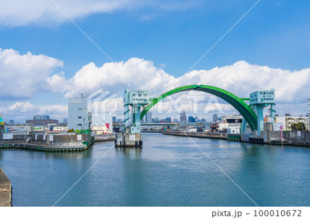 大阪市　アーチ型の木津川水門 100010672