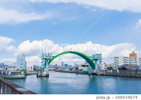 大阪市　アーチ型の木津川水門 100010674