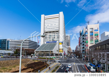 東京都　中野サンプラザと中野通り　繁華街 100010895