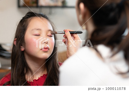 お母さんにお化粧をしてもらう女の子 100011078