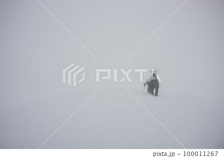 北海道虻田郡倶知安町のニセコアンヌプリのバックカントリーでのハイクするスノーボーダーとスキーヤー 北海道虻田郡倶知安町のニセコアンヌプリのバックカントリーでのハイクするスノーボーダーとスキーヤー 100011267
