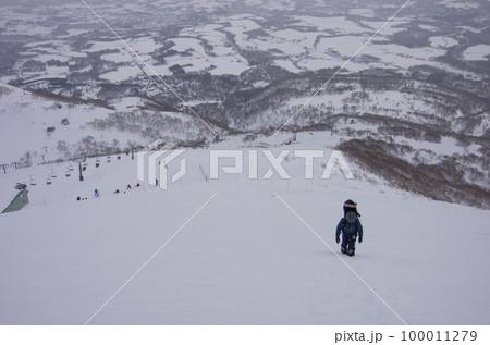 北海道虻田郡倶知安町のニセコアンヌプリのバックカントリーでのハイクするスノーボーダーとリフト 北海道虻田郡倶知安町のニセコアンヌプリのバックカントリーでのハイクするスノーボーダーとリフト 100011279