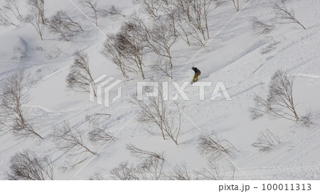 北海道虻田郡倶知安町のニセコアンヌプリのバックカントリーエリア鉱山の沢を滑るスノーボーダー 北海道虻田郡倶知安町のニセコアンヌプリのバックカントリーエリア鉱山の沢を滑るスノーボーダー 100011313