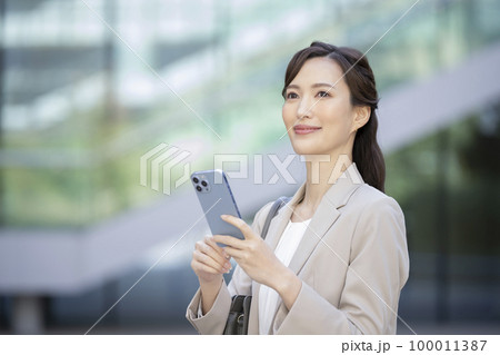 スマートフォンを持ったビジネスウーマン　撮影協力「LINK FOREST」 100011387