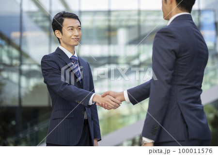 握手をするビジネスマン　撮影協力「LINK FOREST」 100011576
