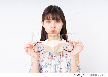 マスクを外す若い女性 マスクを外す若い女性 100012245