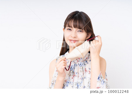 マスクを外す若い女性 マスクを外す若い女性 100012248
