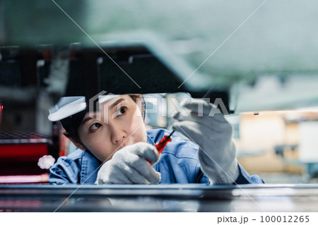 機械の保守点検をする女性技術者 100012265