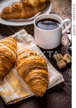 Coffee and croissant 100013370