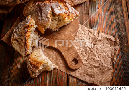 Close up of rustic loaf 100013666