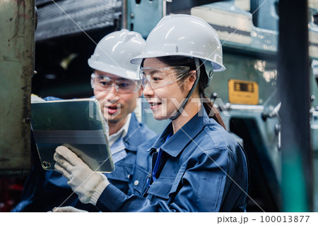 タブレット端末を確認しながら働く技術スタッフ タブレット端末を確認しながら働く技術スタッフ 100013877