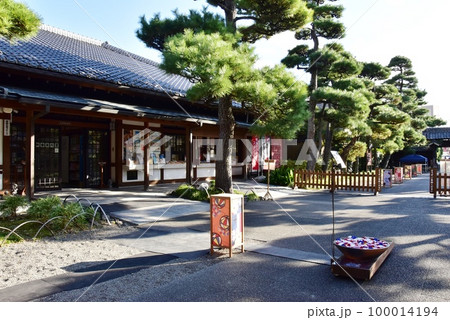足利市 足利学校の受付と散策路と花手水と行灯 足利市 足利学校の受付と散策路と花手水と行灯 100014194