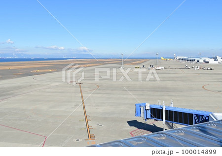 中部国際空港セントレアの滑走路とタラップ 中部国際空港セントレアの滑走路とタラップ 100014899