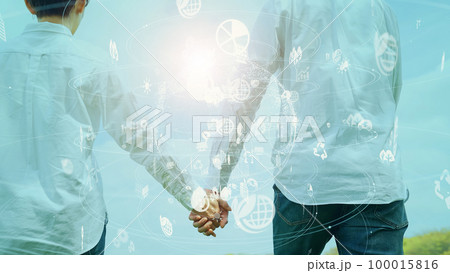 手を繋ぐカップルと環境イメージ 手を繋ぐカップルと環境イメージ 100015816