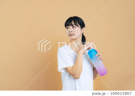 ドリンクボトルを持つ女性 ドリンクボトルを持つ女性 100015907