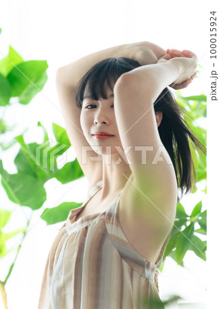 緑に囲まれた女性　ボタニカルな美容イメージ 100015924