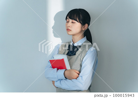 本を持って目を閉じる女子学生 本を持って目を閉じる女子学生 100015943