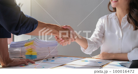 The business people shake hands after the meeting was successful and agreed upon 100016472