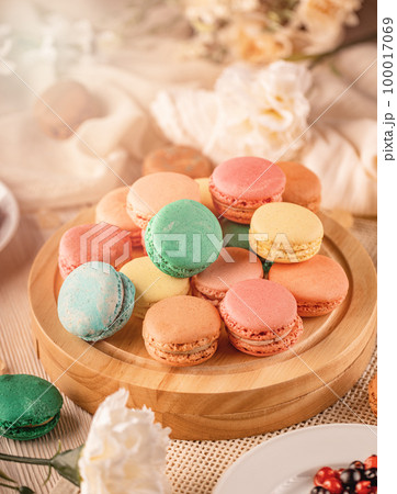 French macarons with different flavorful fillings 100017069