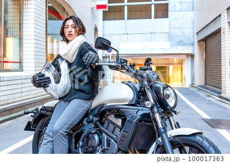 バイク通勤をするビジネスウーマン　渋谷 100017363