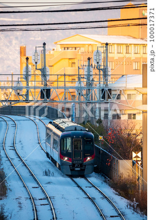 【徳島駅】高架区間を通過する特急うずしお号 【徳島駅】高架区間を通過する特急うずしお号 100017371