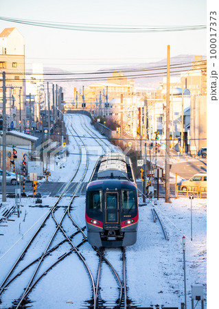 【徳島駅】高架区間を通過する特急うずしお号 100017373