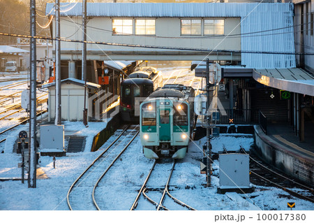 【徳島駅】駅を発車する普通列車 100017380