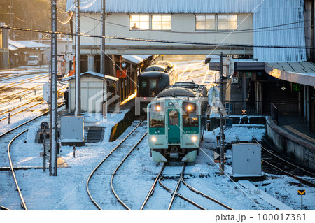 【徳島駅】駅を発車する普通列車 100017381