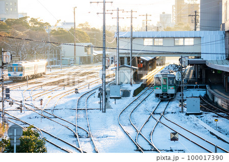 【徳島駅】駅へと到着する普通列車 【徳島駅】駅へと到着する普通列車 100017390