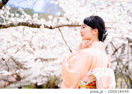 着物の女性と桜 着物の女性と桜 100018449