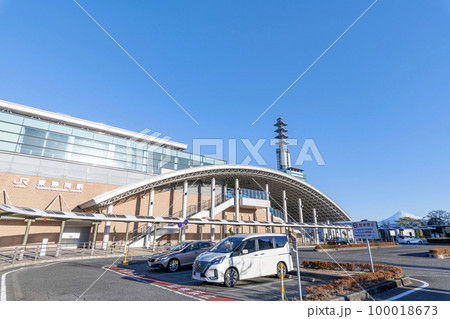 静岡県静岡市 快晴のJR東静岡駅と遠くに見える富士山 静岡県静岡市 快晴のJR東静岡駅と遠くに見える富士山 100018673