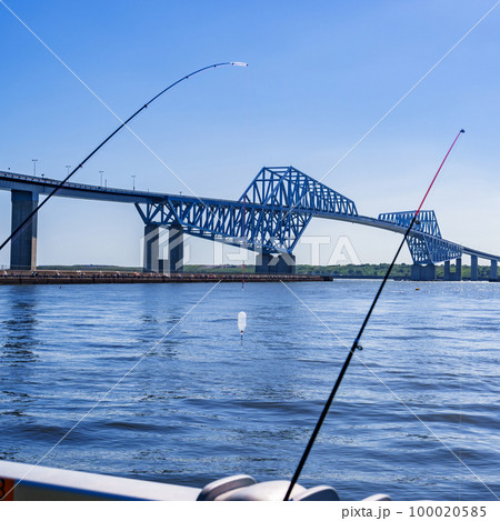 東京湾 の 岸壁 で 釣り をする 【 アウトドア レジャー の イメージ 】 100020585