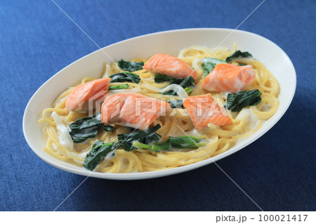 鮭とほうれん草のクリームパスタ　 100021417