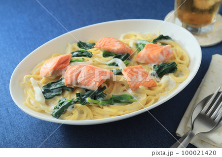 鮭とほうれん草のクリームパスタ 100021420