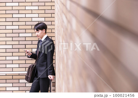 待ち合わせをするビジネスマン ビジネスイメージ スーツの男性 ビジネススタイル イメージ素材 待ち合わせをするビジネスマン ビジネスイメージ スーツの男性 ビジネススタイル イメージ素材 100021456