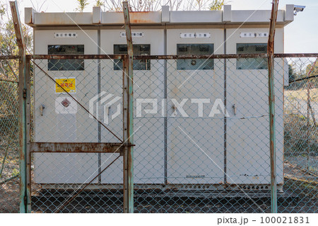 古びた変電設備 100021831