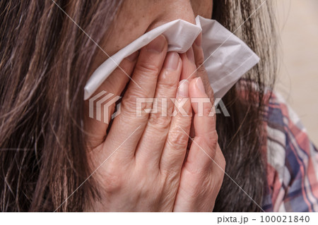 【鼻をかむ女性】 100021840