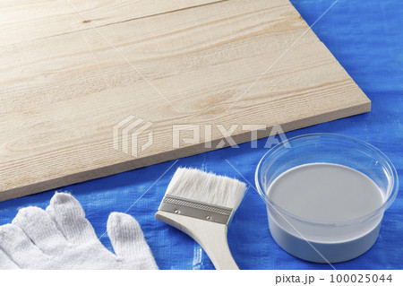 ペンキ塗り　刷毛とペンキと板 100025044