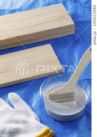 ペンキ塗り　刷毛とペンキと板 100025060