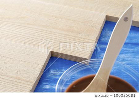 ペンキ塗り 刷毛とペンキと板 ペンキ塗り 刷毛とペンキと板 100025081