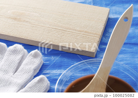 ペンキ塗り　刷毛とペンキと板 100025082