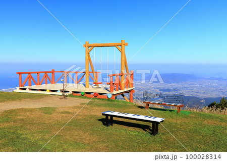 【香川県】晴天の雲辺寺山頂公園（天空のブランコ・フォトフレーム） 100028314