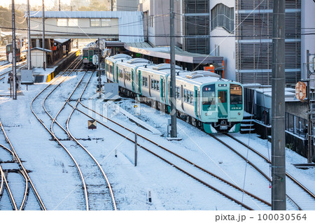 【徳島駅】駅へと到着する普通列車 【徳島駅】駅へと到着する普通列車 100030564
