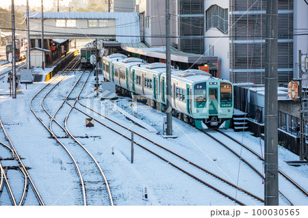 【徳島駅】駅へと到着する普通列車 100030565