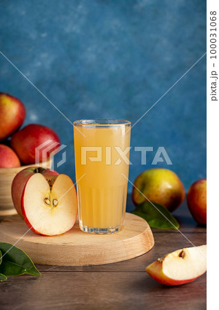 Apple cocktail, juice drink with fresh red apples  100031068