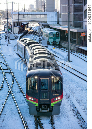 【徳島駅】駅を出発する特急うずしお号 【徳島駅】駅を出発する特急うずしお号 100031646