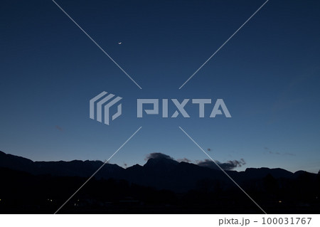 北杜市武川町、宵の空、甲斐駒ケ岳の上で並ぶ月齢2.8の月と木星と金星 100031767