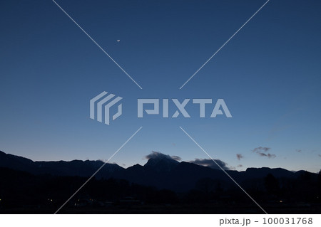 北杜市武川町、宵の空、甲斐駒ケ岳の上で並ぶ月齢2.8の月と木星と金星 100031768