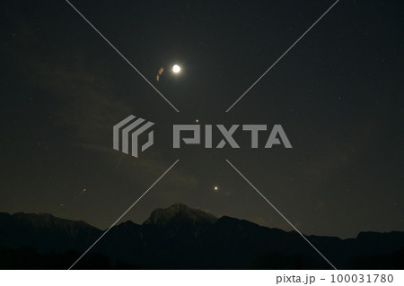 北杜市武川町、宵の空、甲斐駒ケ岳の上で並ぶ月齢2.8の月と木星と金星 100031780