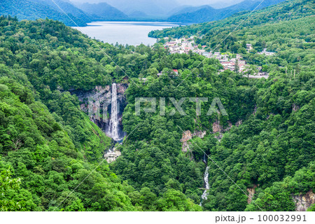 華厳の滝と中禅寺湖の夏の風景を栃木県日光市明智平展望台から望む 100032991